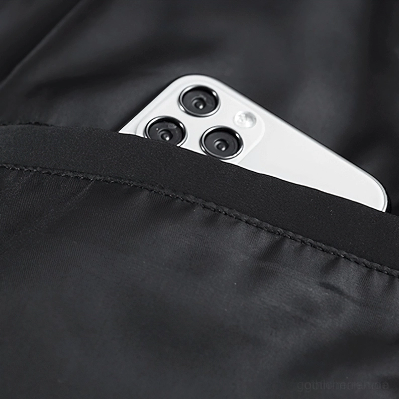 Dehnbare gerippte Taschenöffnung Detail auf schwarzer Gotischer Tactical Bomber - elastische Nylon Stoff Trim Nahaufnahme mit Nähte