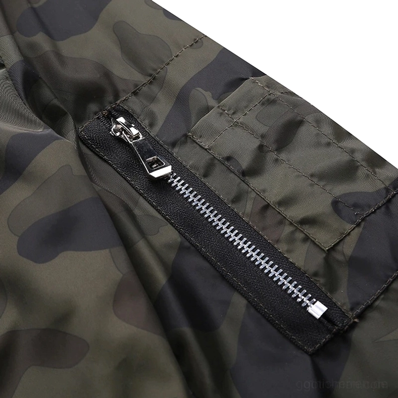 Ärmel-Reißverschlusstasche Detail mit Metallreißverschluss und Camouflage-Stoff, taktische Funktionalität der Gothic Military-Jacke