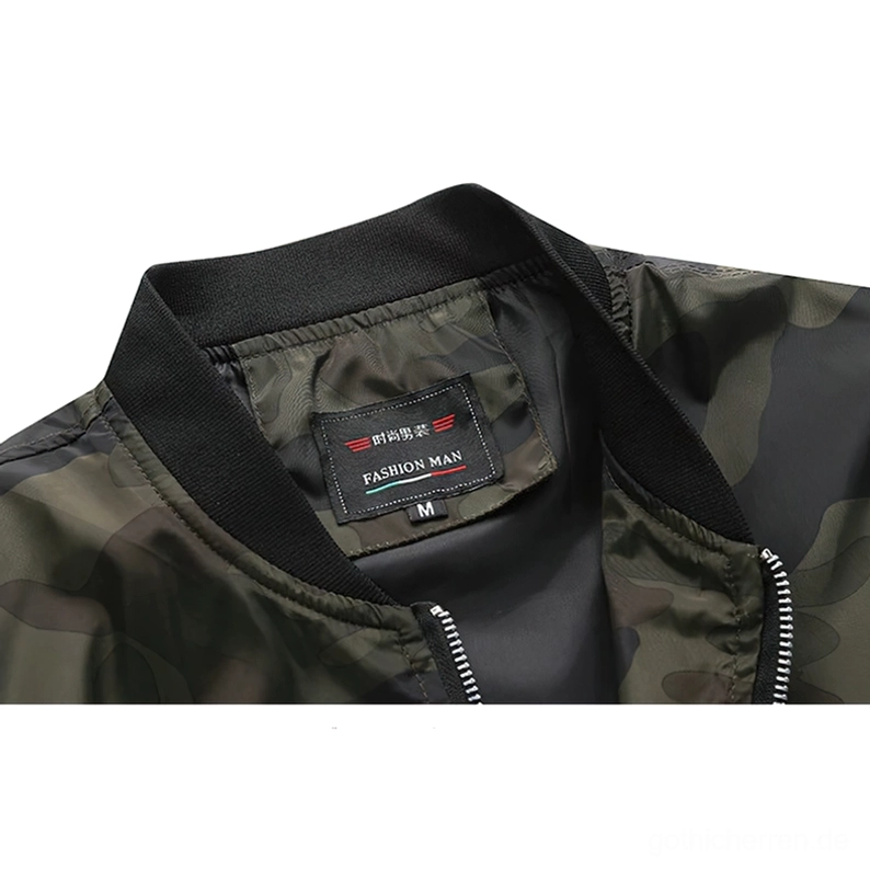 Nahaufnahme des schwarzen gerippten O-Neck Kragens und Metallreißverschluss-Hardware auf Camouflage Bomberjacke, Detailansicht Premium-Verarbeitung
