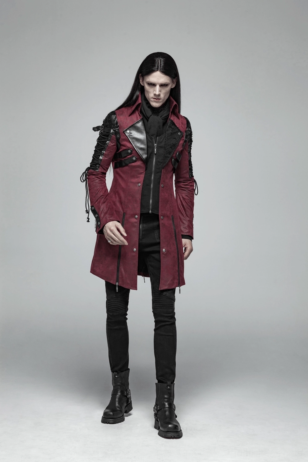 Getragene Ansicht des bordeaux-gothischen Leder-Trenchcoats auf männlichem Modell, Passform und dramatischer Mantel-Fal demonstriert, Modelfoto