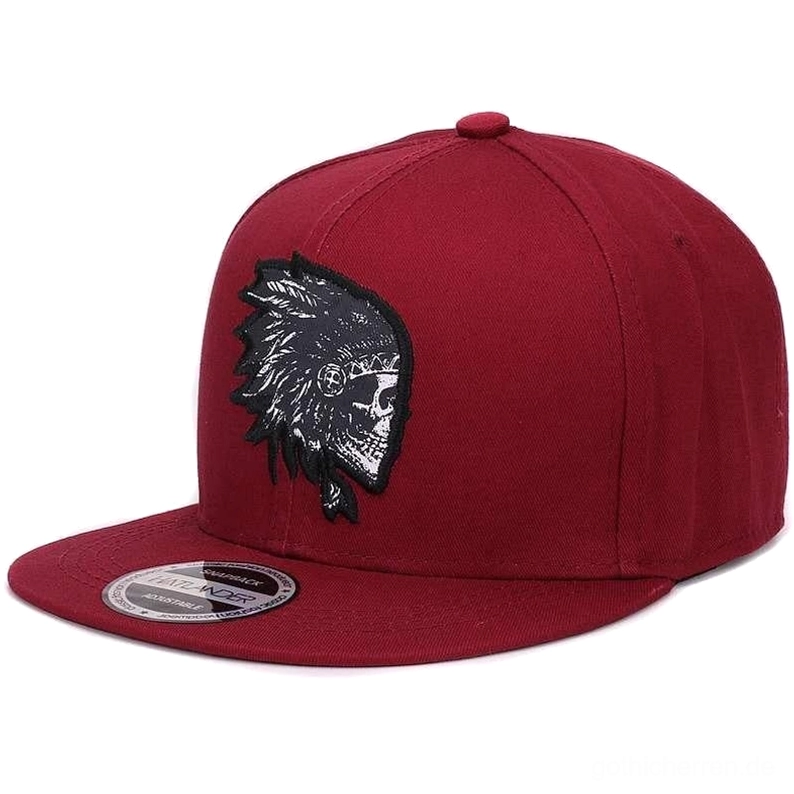 Bordeaux Gothic Snapback Cap mit schwarzer bestickter Totenkopf Feder Motiv, Seitenprofil präsentiert die flache Krempe und die dunkle elegante Ästhetik der alternativ Cap