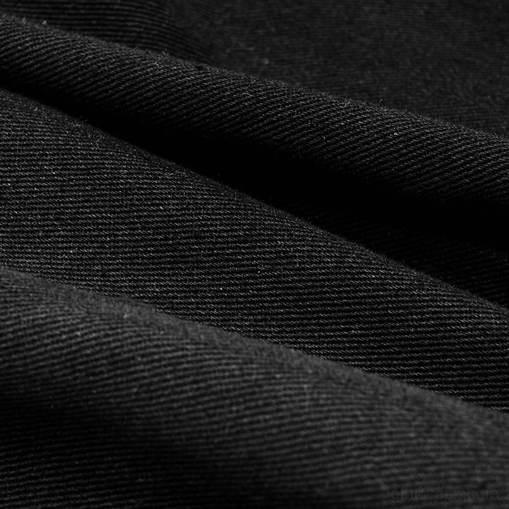 Nahaufnahme der Textur des schwarzen Bourette-Twill-Gewebes auf dem Gothic-Herrenrock mit Matter-Oberfläche und subtiler Diagonalriefung, hochwertige Stoffqualität