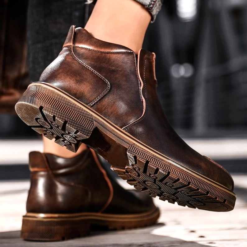 Braune Leder Gothic Knöchel-Stiefel für Herren, unteres Bein Ansicht mit poliertem Finish und gestickte Sohle Detail, Outdoor Trageszene