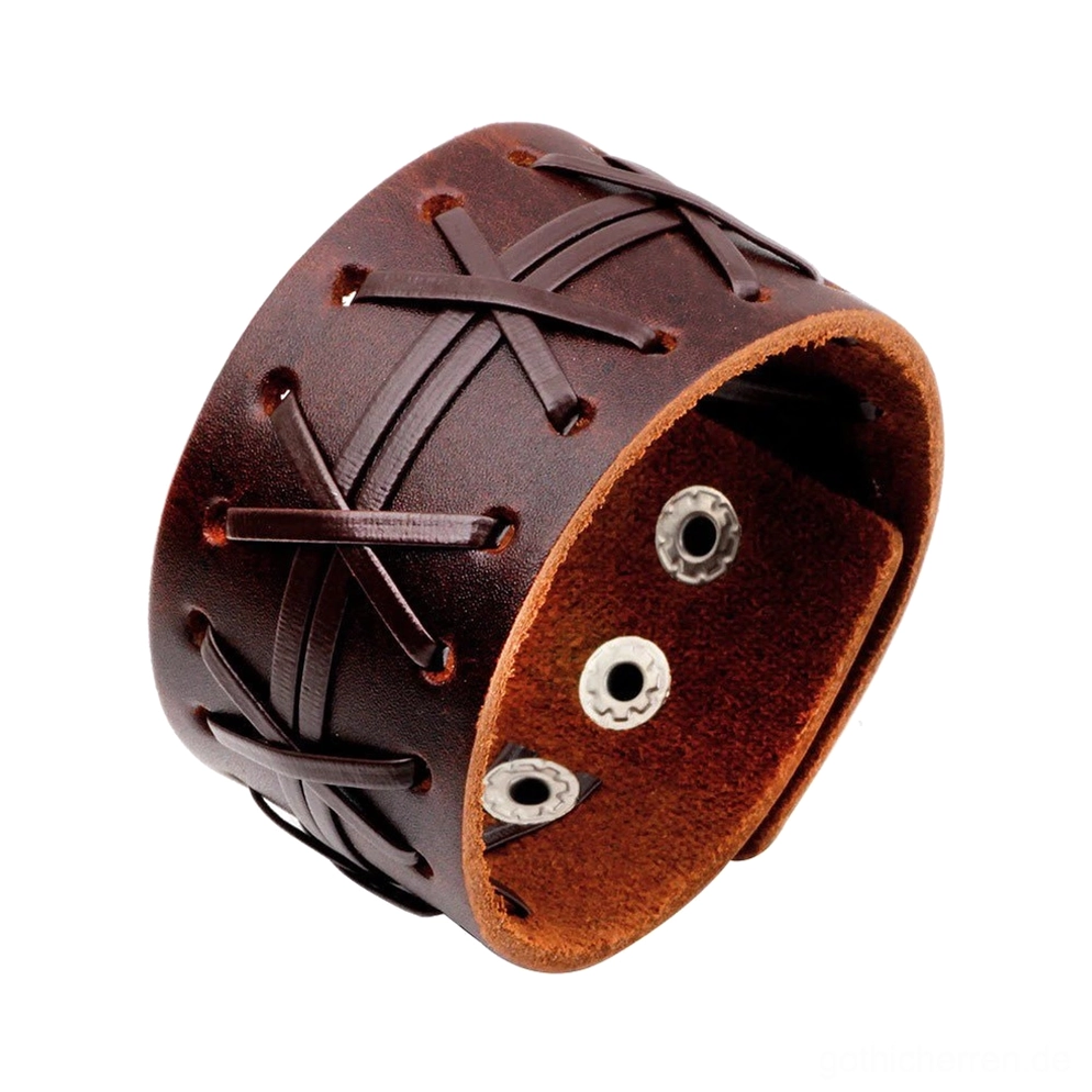 Braunes breites Leder-Gothic-Armband in schräger Close-up-Ansicht, zeigt weiches Wildleder-Innenfutter und authentisches Kreuzstichmuster-Handwerk auf Außenseite