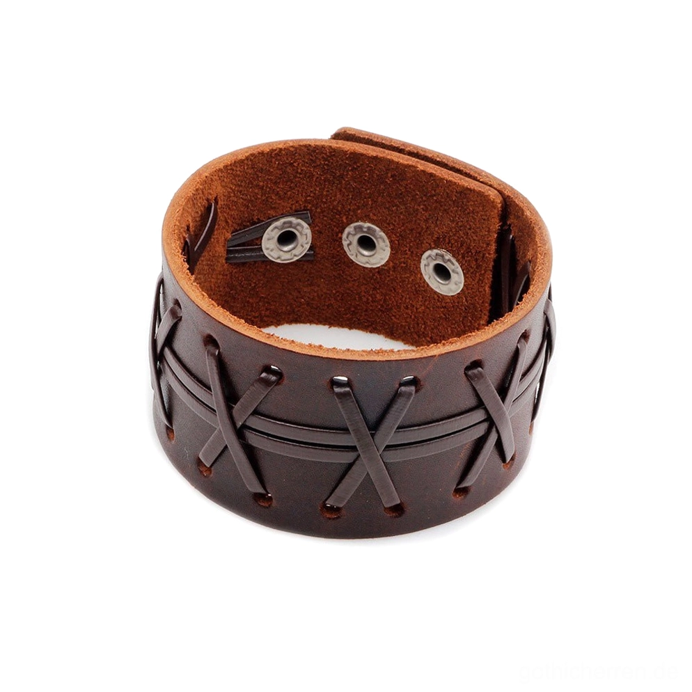 Braunes breites Leder-Gothic-Armband in frontaler Close-up-Ansicht, zeigt detailliertes Kreuzstichmuster auf der Außenseite und korrosionsbeständige Edelstahl-Druckknöpfe