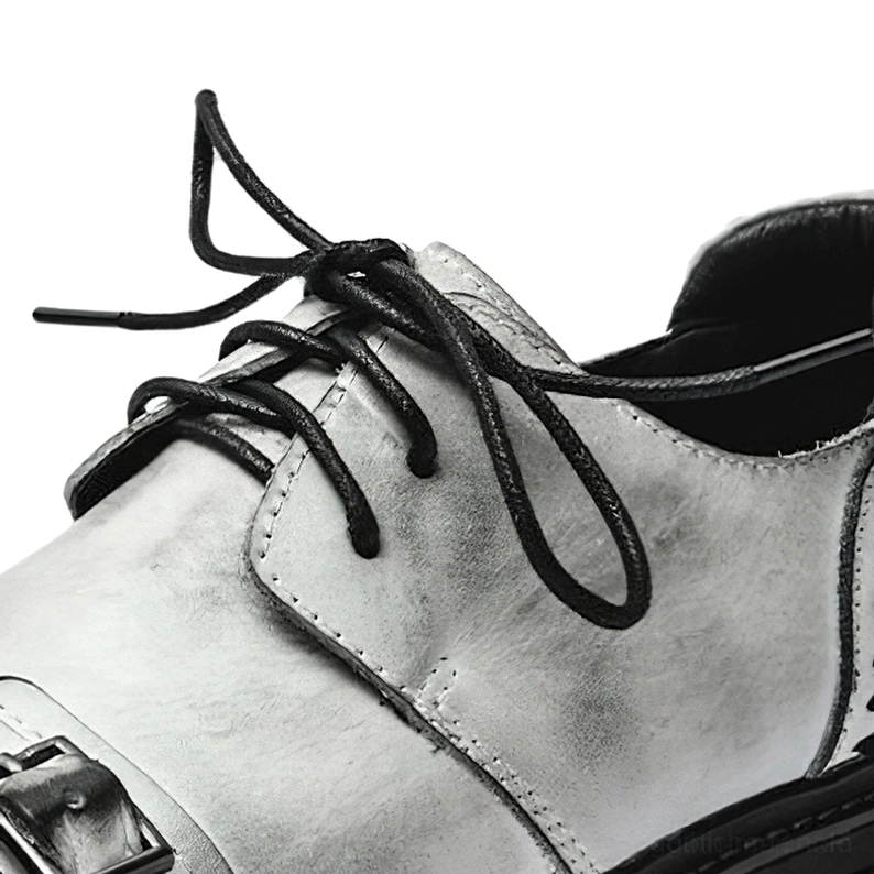 Braun Rindsleder Gothic Arbeit Plateau Schnürstiefel Drei-Viertel Frontansicht mit industriellem Schnallen-Design