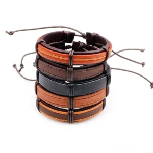 5er-Set braune und schwarze Leder Gothic Armbänder gestapelt in Draufsicht Flat-Lay mit verstellbaren Seilketten-Details und Verschlusssystem