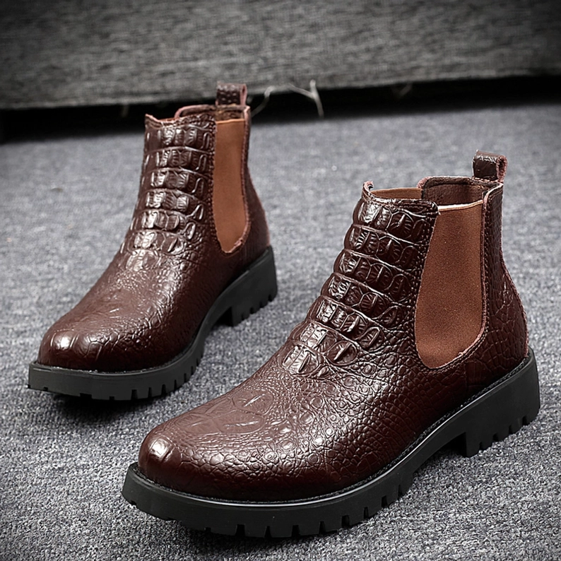 Braune Krokodil-geprägte gotische Chelsea Boots Rückansicht zeigend Fersen-Konstruktion, elastisches Gore-Panel-Design und strukturiertes Leder-Oberflächendetail