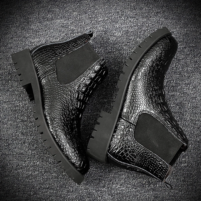 Braune gotische Chelsea Boots Vorderansicht zeigend runde Zehenform und Krokodil-geprägte Lederoberseite, strukturierte Textur und klassisches Chelsea-Stiefel-Design