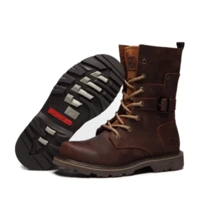 Braune verwitterte Leder Combat Boots Sohlenansicht mit Gummi-Stollenprofil und Vintage-Lederoberfläche Nahaufnahme Distressed-Textur