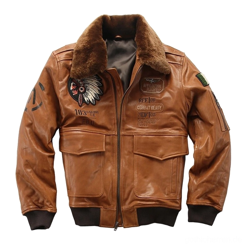 Cognac-braune Lammleder Bomberjacke Flat Lay Vorderansicht auf weißem Hintergrund mit vollständiger Silhouette, doppelten Brusttaschen und Stickerei Details
