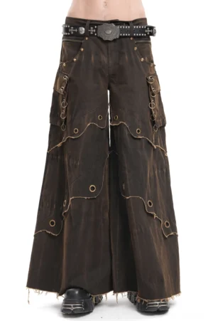 Braune Gothic Cargo Hose mit Metallösen und Raw Hem – Vorderansicht auf männlichem Modell mit Nieten-Details und distressed Saum