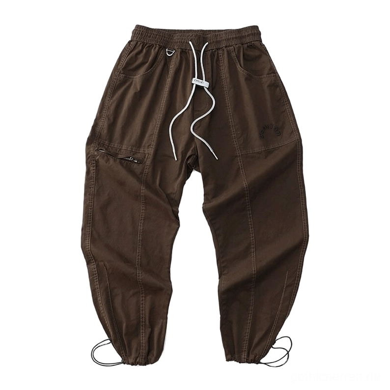 Braune Gothic Cargo Cargohose Flach-Auslage-Ansicht mit Drop-Crotch-Silhouette und funktionaler Reißverschluss-Seitentasche, saubere Nahtverarbeitung