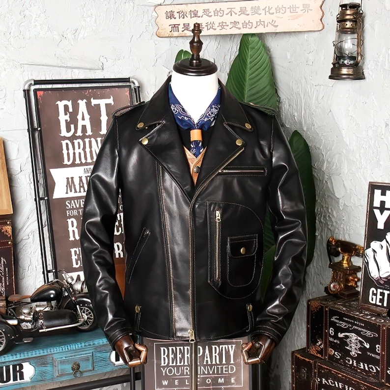 Braune Lederjacke vollständig geöffnet mit Ansicht des roten Tartan-Plaid-Futters, Baumwoll-Innenfutter und strukturelle Details der echten Leder-Moto-Jacke