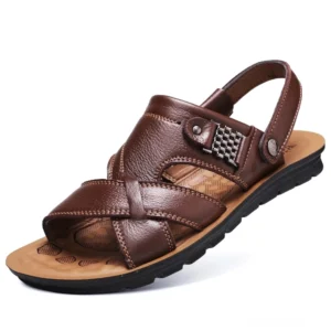 Dunkelbraune strukturierte Leder-Gothic-Sandalen mit verstellbarem Knöchelriemen und Metalldetail, Dreiviertelvorderansicht