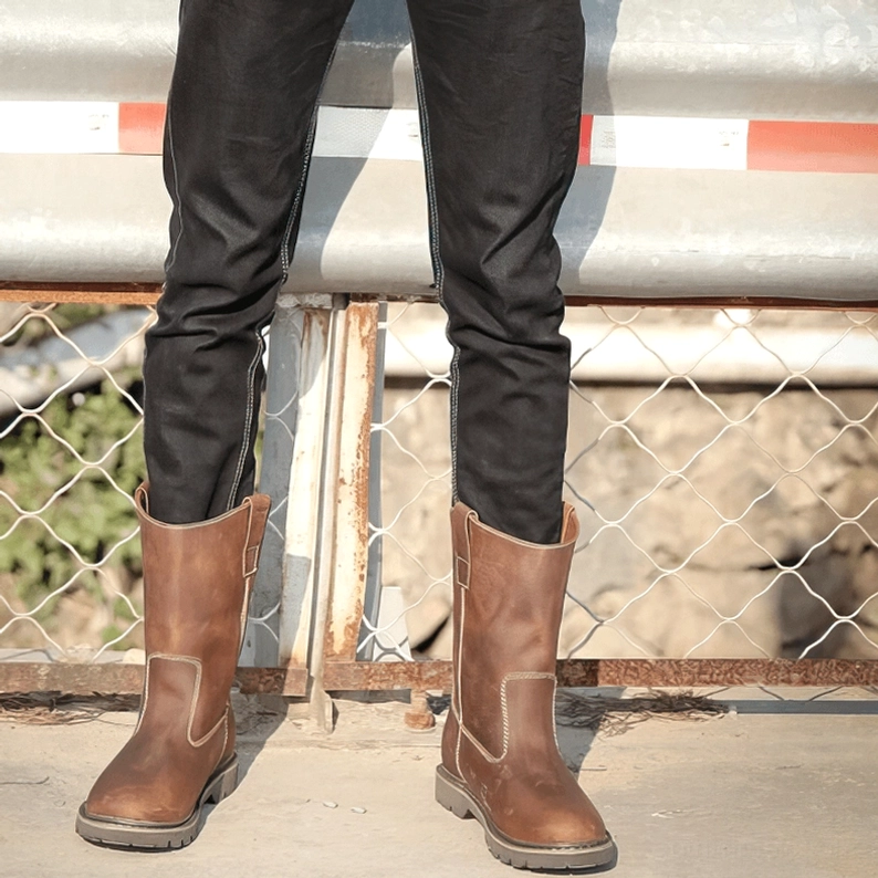 Braune Herren Gothic Lederstiefel Seitenhinteransicht Outdoor Lug Außensohle Profil-Detail Trageposition