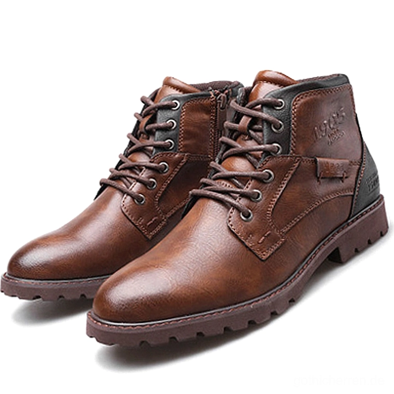 Braune Spaltleder-Gothic Schnürstiefel mit charakteristischer spitzer Zehe und Seitenzipfeln, Dreiviertelseitenansicht des handgefertigten Arbeitstiefels