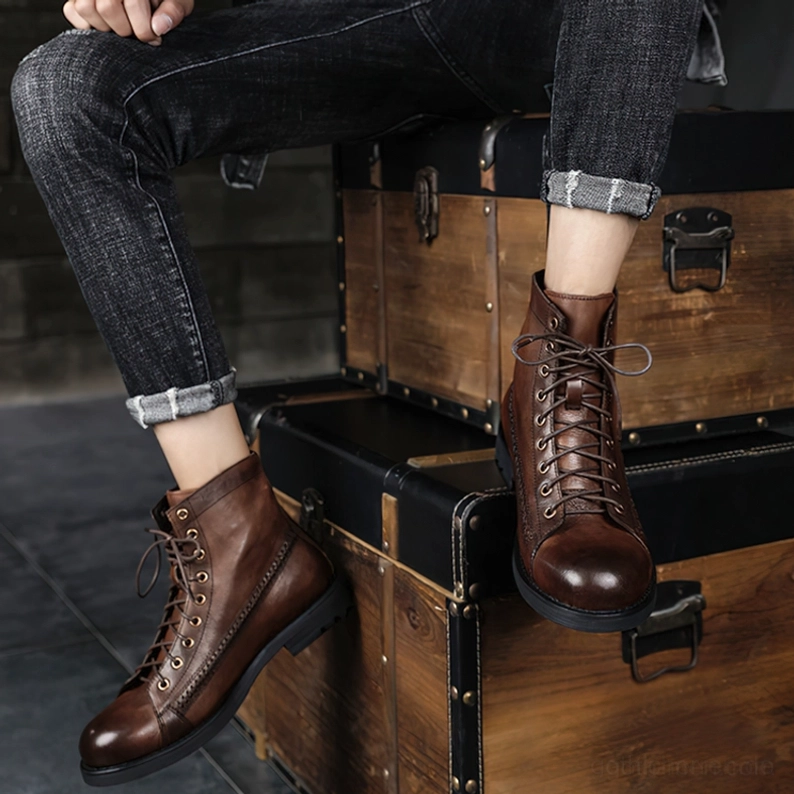 Braune Gothic Schnürstiefel für Herren in Vintage-Optik – dunkle romantische Fashion Statement mit klassischem Lace-Up