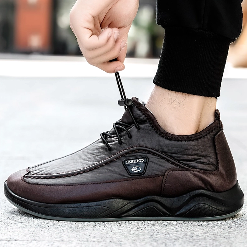 Braune Gothic-Kunstleder-Sneaker mit verstellbarem Toggle-Verschluss und Branding-Patch im Outdoor-Styling mit schwarzer Hose, aktives Trageszenario