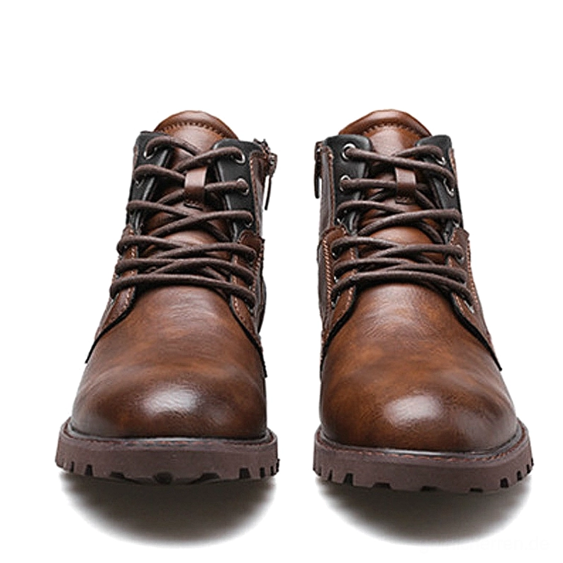 Paar braune Leder-Gothic Schnürstiefel mit Seitenverschluss und frontalem Schnürsystem, direkte Vorderansicht des eleganten Ankle Boots
