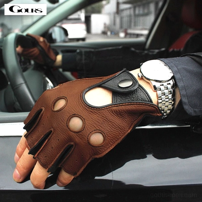 Braune Hirschleder fingerlose Handschuhe mit perforierten Belüftungslöchern, an männlicher Hand mit Armbanduhr, Outdoor-Autosetting, retro Vintage Style