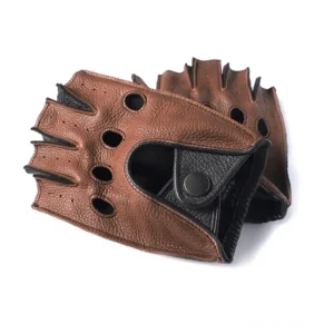 Braune Hirschleder fingerlose Gothic Handschuhe mit perforierter Lüftung und Druckknopf-Verschluss, Flachaufnahme von der Seite, halbfinger Driving-Handschuhe im Detail