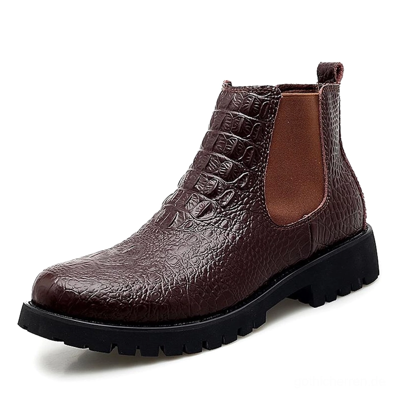 Braune gotische Chelsea Ankle Boots in dreiviertelseitige Nahansicht mit Krokodil-Prägung deutlich sichtbar, haltbare Gummi-Blockabsatz und strukturierte Lederoberfläche