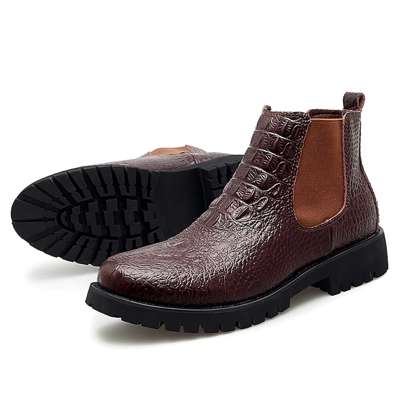 Braune Krokodil-geprägte gotische Chelsea Ankle Boots mit Gummisohle, Seitenprofilansicht zeigt Laufsolienstruktur, elastische Gore-Paneele und strukturierte Lederoberfläche