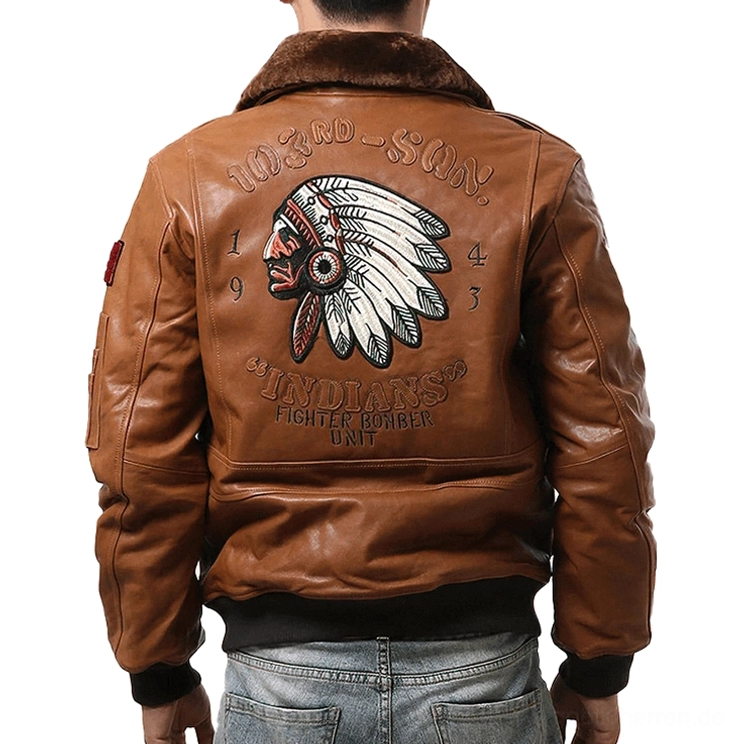 Tan-braune Lammleder Bomberjacke Rückansicht mit großer Native American Chief Stickerei und militärischen Text-Drucken – Premium Handwerk Detail