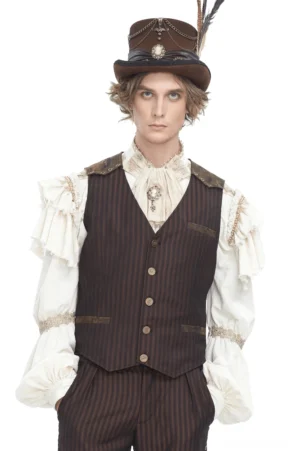 Braune Nadelstreifen Gothic Anzugweste Frontansicht auf männlichem Model mit gerüschtem Hemd und Feder-Zylinder im Steampunk-Stil mit Ledertrimm und Metallknöpfen