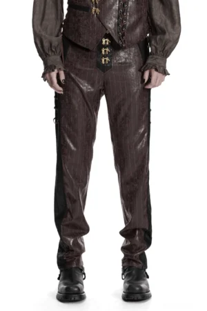 Braune nadelgestreifte Steampunk-Kunstlederhose Frontansicht mit antikgoldfarbenen Metallschnallen und schwarzen Seitenpanels auf männlichem Modell im Studio