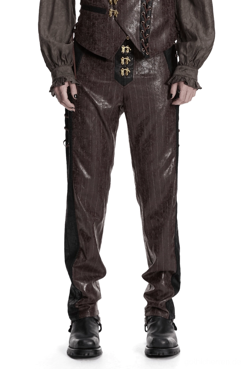 Braune nadelgestreifte Steampunk-Kunstlederhose Frontansicht mit antikgoldfarbenen Metallschnallen und schwarzen Seitenpanels auf männlichem Modell im Studio