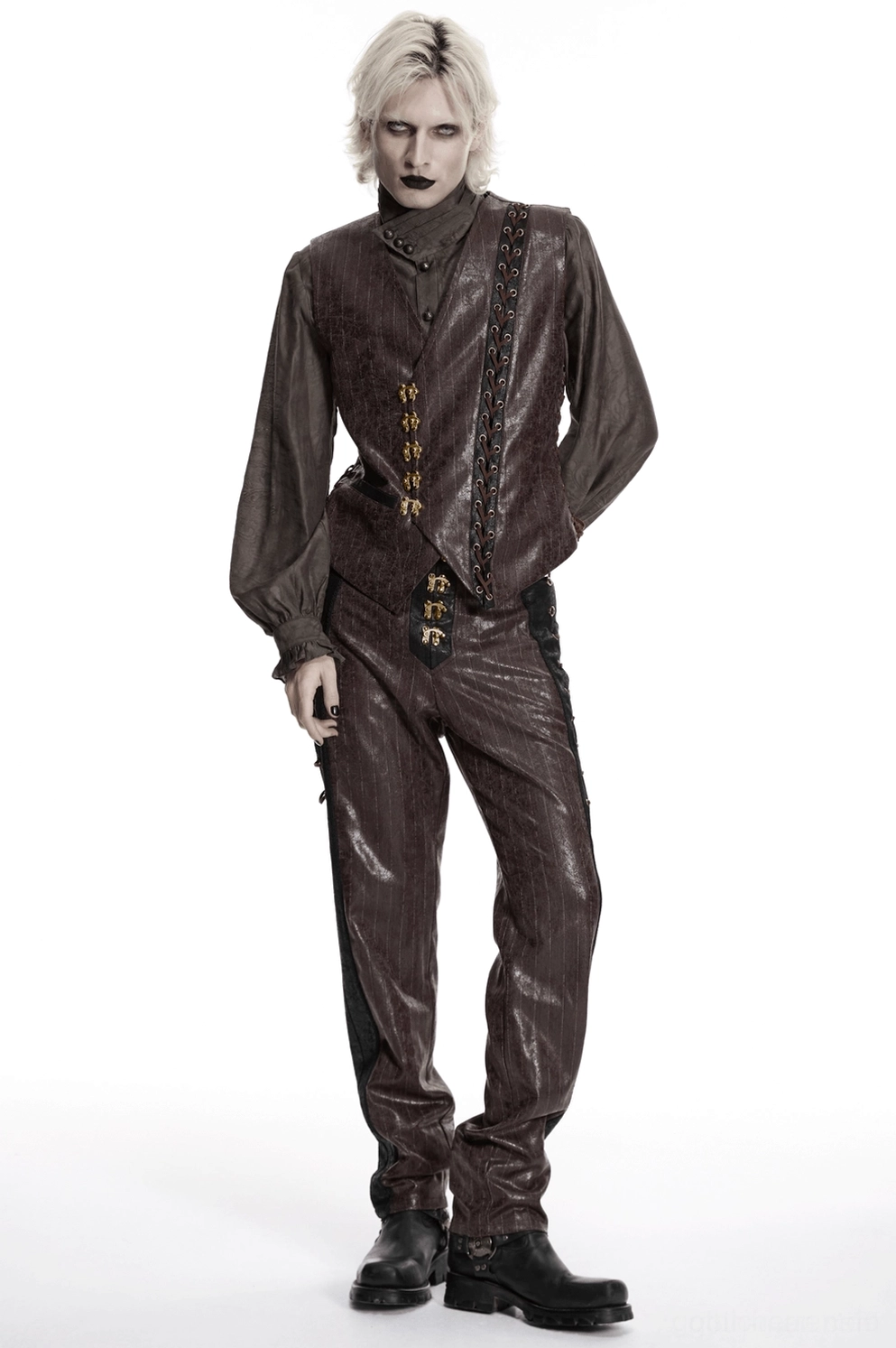 Frontansicht der braunen Steampunk-Kunstlederhose mit tailliertem Schnitt und funktionaler Metallhardware im Detail
