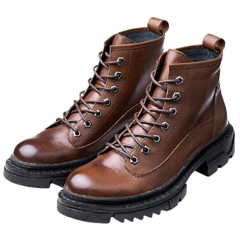 Paar braune Vintage-Leder-Gothic Combat Stiefel mit runder Zehe und industrieller Gummisohle – Vorderansicht der Herren-Schnürstiefel