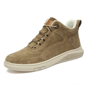 Braune Wildleder Gothic Schnürstiefel für Herren, Vorderansicht aus drei Viertel-Perspektive, zeigt strukturierte Gummilaufsohle und minimalistisches Design mit flacher Schnürung