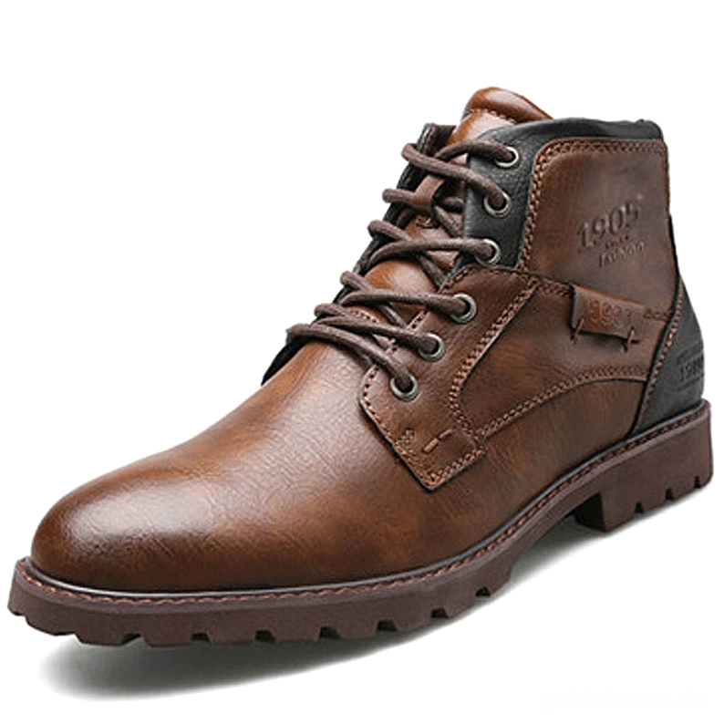 Einzelner brauner Leder-Gothic Schnürstiefel mit authentischer Vintage-Verarbeitung und dunkler Gummisohle, Seitenprofil des handgefertigten Stiefels