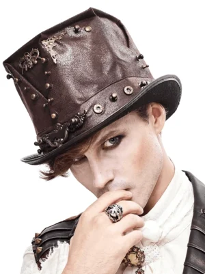 Brauner Steampunk-Zylinder mit Totenschädel-Metallnieten, getragen von männlichem Modell in dreiviertel Vorderansicht, zeigt oxidierte Messingverzierungen und gotische Dunkelheits-Ästhetik