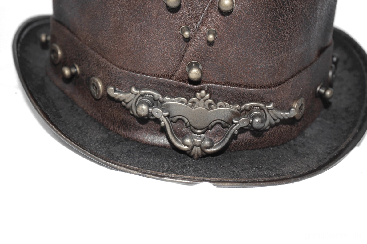 Brauner Steampunk-Zylinder mit Metallbandverzierung, Totenschädel-Emblem im Fokus und aufwändiger Messingornament-Handwerkskunst