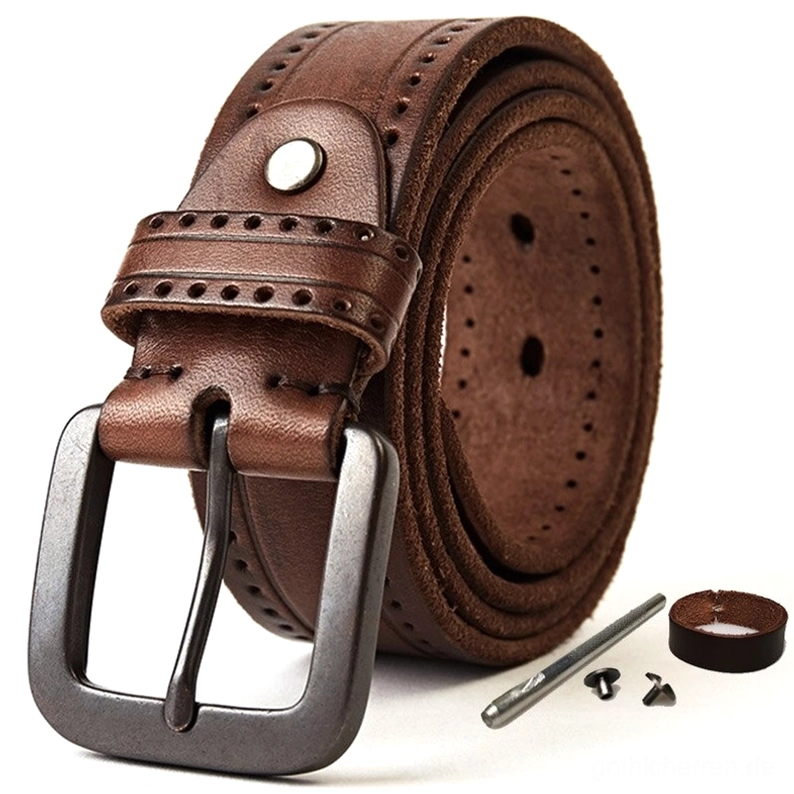 Braun Vintage Echtleder Gothic-Gürtel Frontansicht zeigt Brogued perforierte Riemenstruktur und metallische Schnallenanbringung mit industriellem Charakter