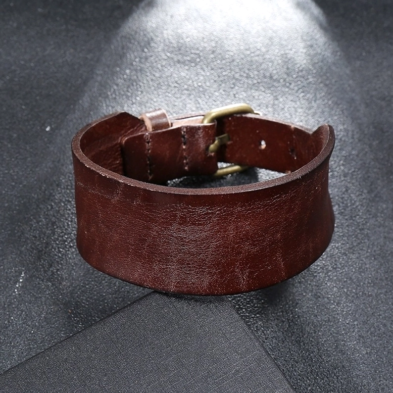 Braunes breites Leder Punk-Armband Gothic Ledermanschette Draufsicht mit poliertem Rindsleder Finish, verstellbarer Strap mit Hakenschließe
