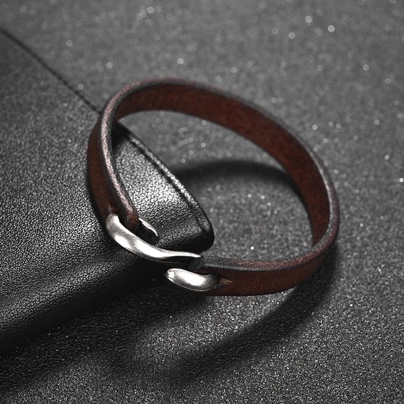 Dunkelbraunes verwittertes Lederarmband mit Bootshaken-Verschluss, natürliche Lederkörnung, vintage Metallverschluss sichtbar