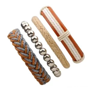 4er braunes Gothic Leder Armband Set mit geflochtener Seile, Flatlay Ansicht zeigt alle vier Armbänder mit geometrischen Mustern, Rock Style Elemente und verstellbare Verschlussmechanik