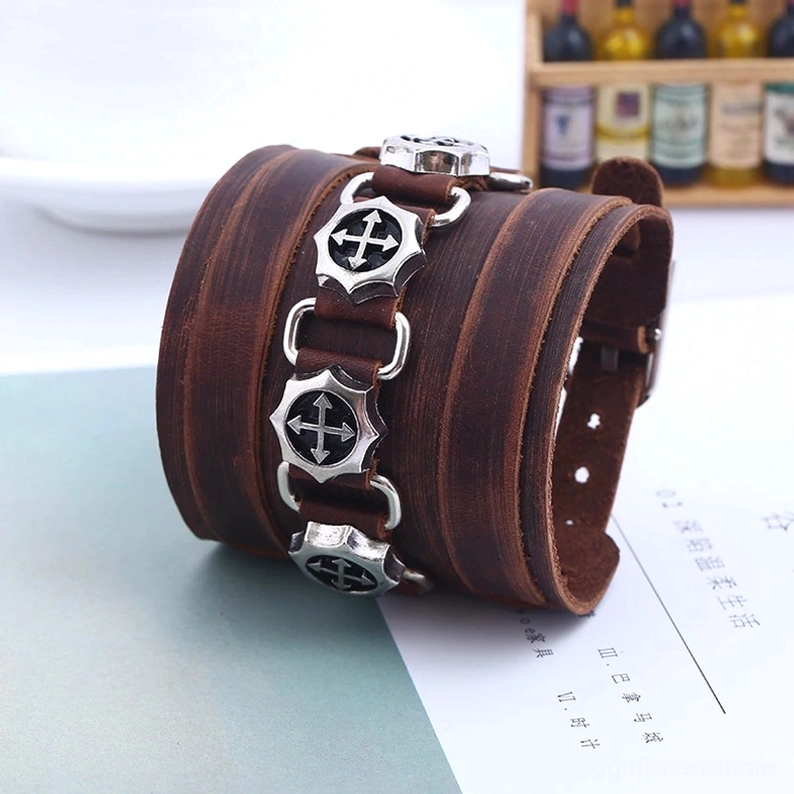 Braunes Leder-Gothic-Punk-Armband Seitennahaufnahme, Zinklegierungs-Kreuznagel-Details, echte Ledertextur, Manschettenarmband