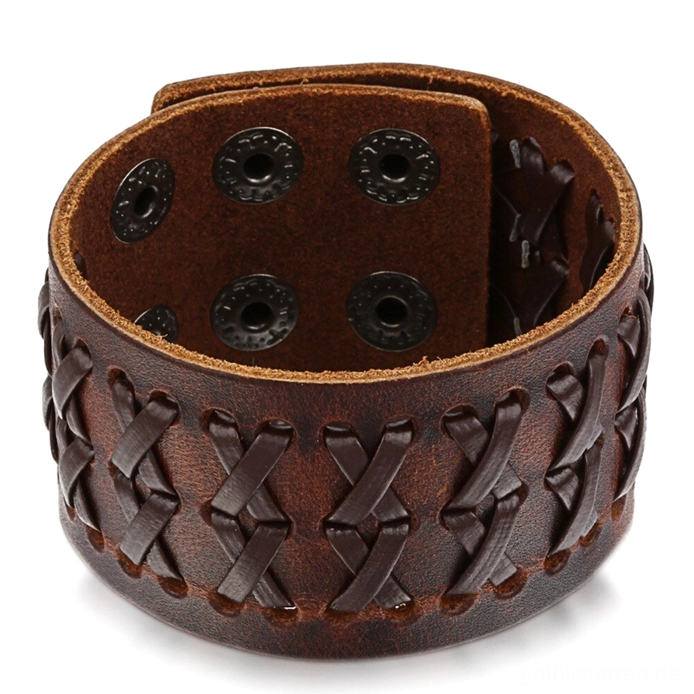 Breites braunes Leder Gothic Armband mit verstellbarem Druckknopfsystem auf Innenseite sichtbar, mittelalterliche Flechtwerk-Handwerkskunst