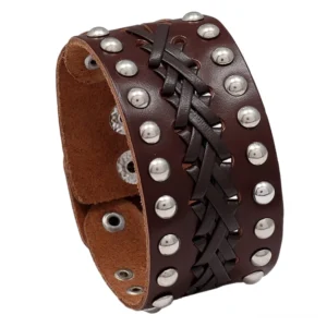 Braunes echtes Leder gotisches Manschettenarmband mit handgefertigter geflochtener Webung und Graumetall-Nieten-Verzierung, seitliche Schrägansicht mit Verschlussdetail