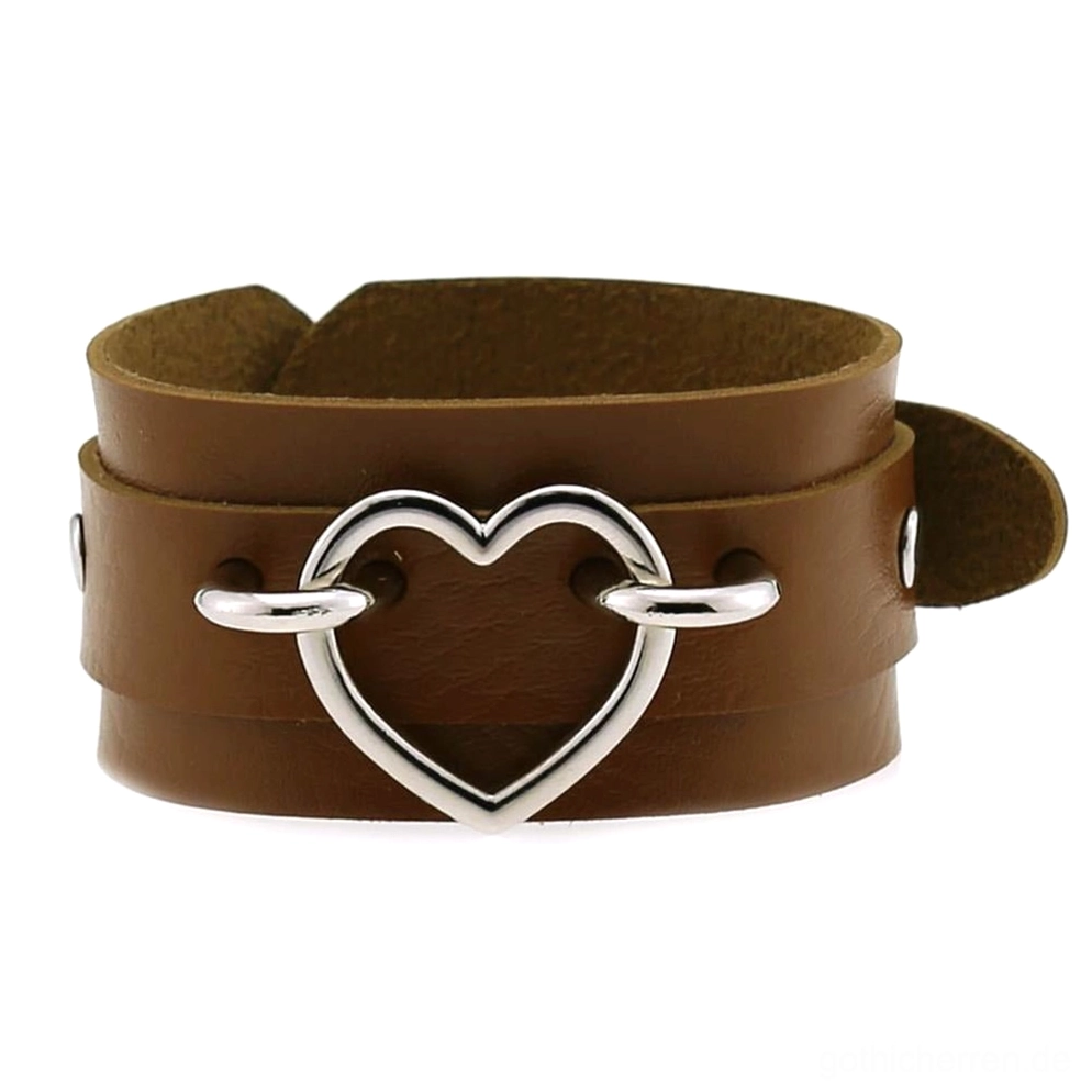 Braunes doppellagiges Lederherz-Armband mit silberner Herz-Verzierung, Flachaufnahme, Earthy Goth Alternative Fashion Accessoire
