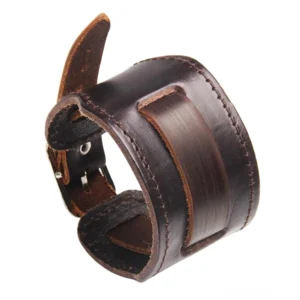 Breites echtes Lederarmband in reichem Braun mit kontrastierenden Stichten, Edelstahl-Schnallenverschluss und dekorativem Lederplakette Detail, Gothic Armband Hauptansicht