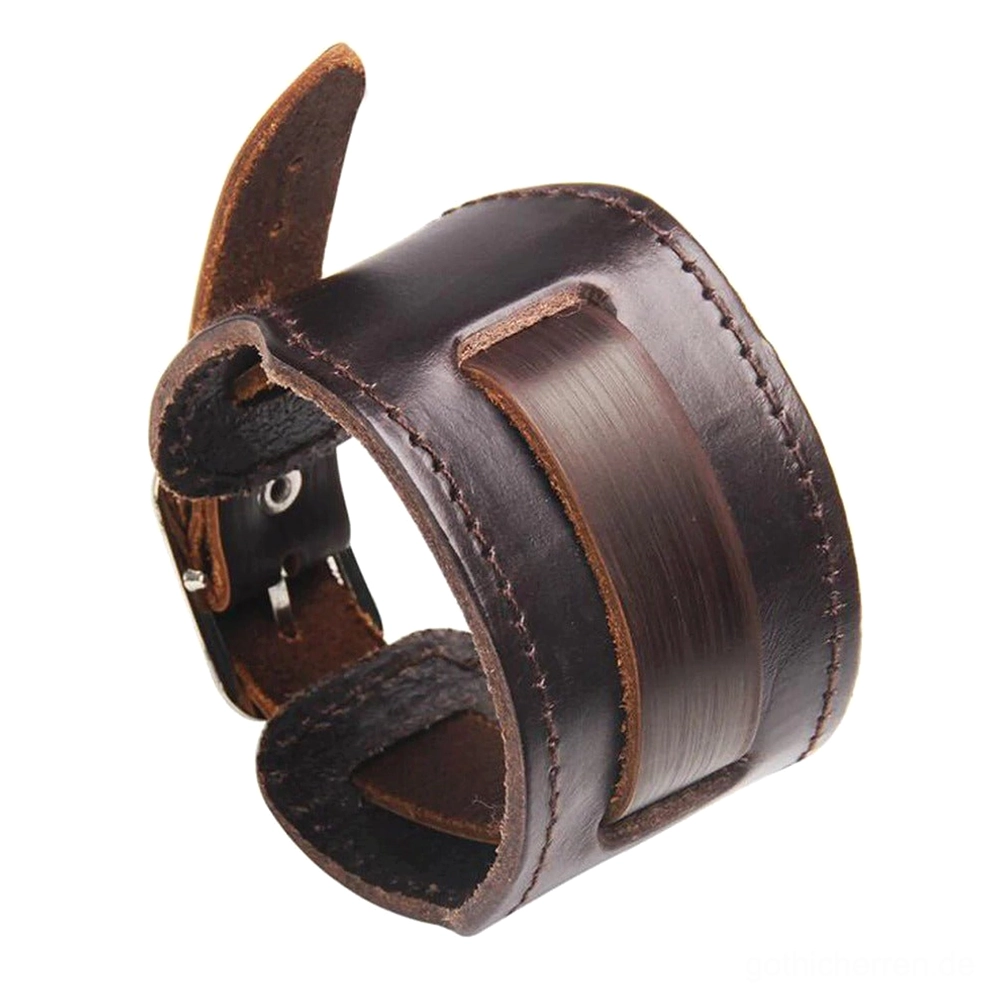 Breites echtes Lederarmband in reichem Braun mit kontrastierenden Stichten, Edelstahl-Schnallenverschluss und dekorativem Lederplakette Detail, Gothic Armband Hauptansicht