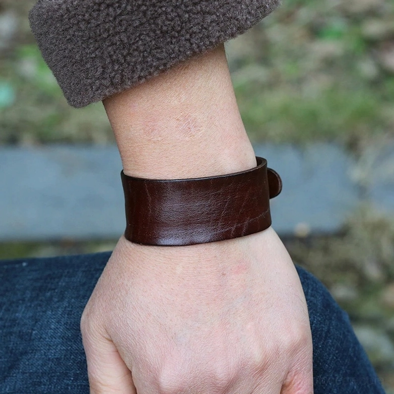 Breites Gothic Leder-Armband am Handgelenk getragen, Frontansicht mit korrektem Punk Style Sitz und echtem Tragekomfort bei Casual Kleidung