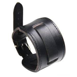 Schwarzes echtes Leder Gothic Armband mit Metallschnalle und verstärkten Stichten, breites Armband Frontansicht auf dunklem Hintergrund